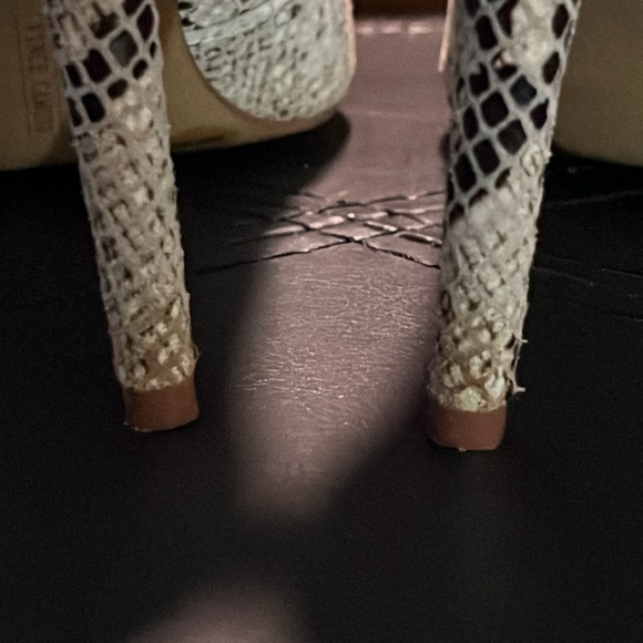 Snakeskin Patterned Women's Pumps - Picture 8 of 9